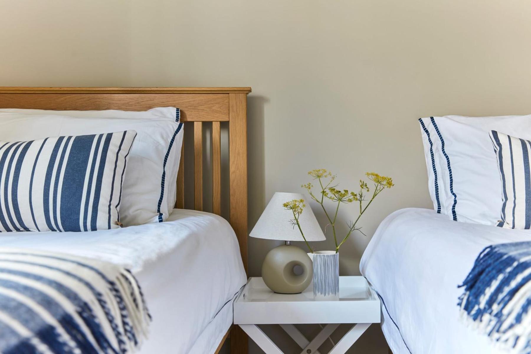 Bosun Cottage - Boutique Retreat On The Beach 迪尔 外观 照片